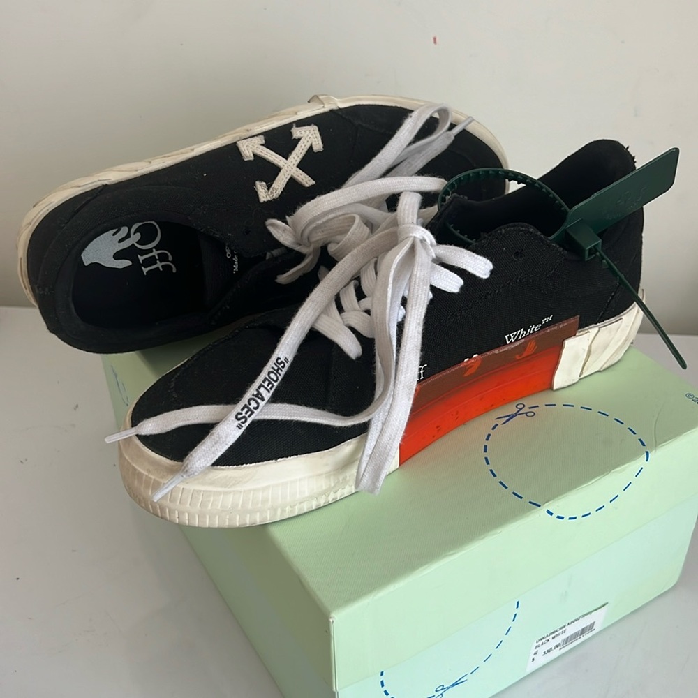 Off-White  man’s canvas sneakers 
'Black White' size 40